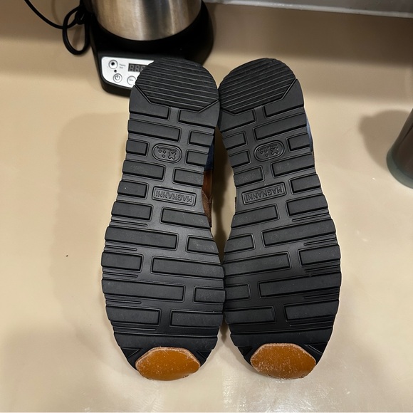 Worn for three hours inside a restaurant - Picture 4 of 9